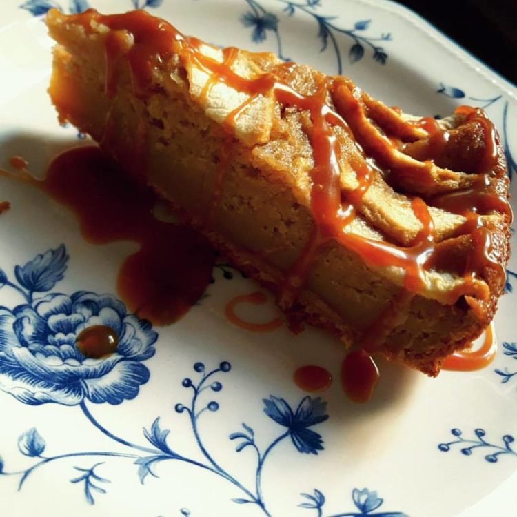 tarta de manzana con caramelo